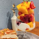 ハチカフェ - ■黄桃のパフェ
            ■いちじくとマスカルポーネ