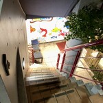 TAVOLOZZA - お店の入り口は階段で潜って地下室