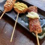 KUSHIEMON - 串揚げ３種盛り合わせ　￥７６８ (ささみ大葉、レンコンからしマヨ、ガリ豚)