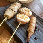 KUSHIEMON - 串焼き３種盛り合わせ　￥９８８ (半熟玉子ベーコン巻、豚巻きレタス、ガリ豚)
