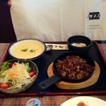 神戸屋 - お肉も美味しんですが・・奥方様もいつまでこの姿勢なのか(苦笑)