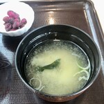 Cafe　Restaurant　PILICA - 「肉大盛り豚丼(12枚)」(2020円)の味噌汁と漬物