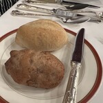 ダイニングルーム - パン。手前が胡桃パン