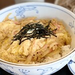 Echigo Soba - 玉子丼は、しっかり1人前の丼です。
                        注文が入るたびに、でっかいお玉みたいなやつで
                        ひとつずつ作ってました。
                        鰹出汁が染みていて、玉子もふんわり♪
                        千切りの蒲鉾もいいアクセント。