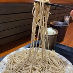 そば くら富 - 2023夏新蕎麦　ナガワカオリ（長野県松本市奈川）玄挽きぐるみの粗挽き十割蕎麦、一寸30本の極細切り
