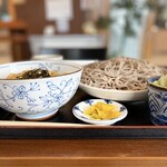 Echigo Soba - 横から望みますと、蕎麦の盛りが森。
                        既に大皿からこぼれ落ちそうになってます。