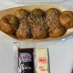 Ginda Ko Haibo-Ru Sakaba - たこ焼き８個入り６２６円。
                       
                      たこ焼きのソースとマヨネーズはお持ち帰りだったんで別にしてもらいました。