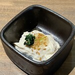 地下だけど入ったら雰囲気が良くて料理人がしっかり食事を作ってお酒もたくさんあって楽しいお店。ごんべえ - 