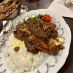 トマト - 上側が切ったタン（隠れていて４切れあります）ですが、これで半分です。グレイビーボート（ソースポット）の中にまだ残っています。