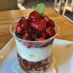 ロッキーガーデン - ベリーベリーパフェ
      　単品¥700/ドリンク付き¥950