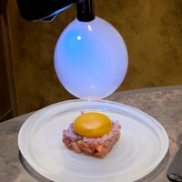 東京焼肉いのうえ 銀座店 - 『瞬間燻製ユッケ』