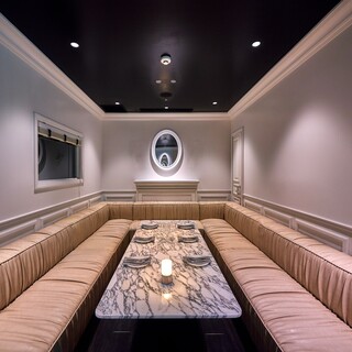 A semi-private room with sofas all around. You can enjoy a relaxing dinner at a marble table.