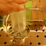 荻窪ビール工房 - 強く押すと水が出てくる