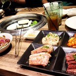 焼肉 SEIKO-EN - サラダとホルモンと牛タンにサムギョプサル