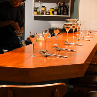 A popular Bistro with counter seats, a special place where you can enjoy a immersive atmosphere