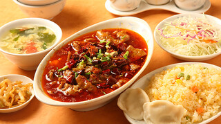 Mara Shisen - 牛肉の四川風煮込み(ライス、チャーハン、サラダ、漬物、スープ、デザート、水餃子３コまで)