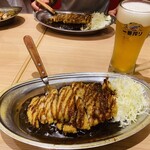 ゴーゴーカレー - ロースカツカレーとビール