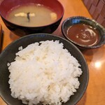 Sumibiyaki Suteki Kuroushi - 御膳セットの飯、味噌汁
                        右の小皿の茶色いのはデミグラスソース