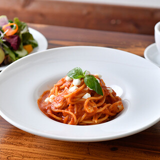 Simple and classic ◆ Fresh pasta lunch with drink and salad