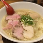 麺屋 翔 - 軍鶏特製塩ラーメン(税込1,500円)
            鶏チャーシュー4枚、ワンタン2個、味玉1個。
            感想としましては、
            個々の素材の旨さが連結して、軍鶏のマーチを奏でてます。
            相当完成されていますね。