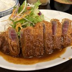 洋食の朝日 - 綺麗。ソースの量もわかってるー！って多めで嬉しい。