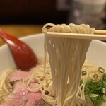 麺屋 翔 - 麺は菅野製麺の平打ち中細麺ストレート。
            断面が長方形の珍しい種類( ˙◊˙ )ﾎｫｰ
            小麦が香り、プリプリと歯ごたえの良い食感♪
            麺先は楠田枝里子の毛先のように、
            パッツンと切れてます。