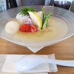 鶏×麦 らら - 冷製貝出汁ラーメン・貝達のお誘い！　シャーベットが添えられ、透明なスープには薄っすらとした油浮き風味を添えてます！　味玉プラス！