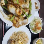 華龍飯店 - ランチ 五目やきそば＋チャーハン850円 すごいボリュームでした。1日分の野菜を食べた気に。炒飯はなくても良かったかな。