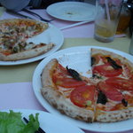 ドリームファーム - トマトのピザと鶏肉とハムのピザ