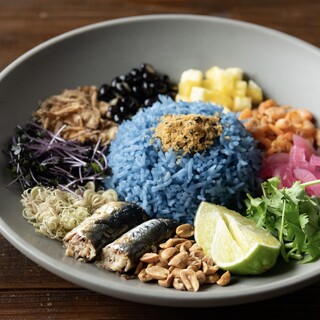 色鮮やかな青いご飯を使ったヘルシーなライスサラダ「カオヤム」