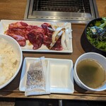 焼肉ライク - 匠カルビ＆ハラミセット（ご飯小盛）とチョレギサラダ