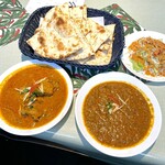 アルカラム - チキンカレー（左）、キーマカレー（右）、サラダ、ナン