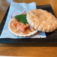 ハルヤマシタ 東京本店 - 「スパイシー？？もなか？？」中はマグロとアボカドときゅうり