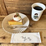 カンノン コーヒー 本山 - かぼちゃのチーズケーキ、コクと苦味のブレンド・コーヒー