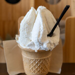 石田牧場のジェラート屋 めぐり - 2023.9 トリプル（710円）石田ミルク、塩ミルクビスケット、伊勢原の梨