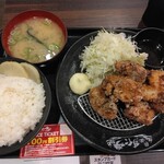 伝説のすた丼屋 - 料理写真:から揚げ定食930円が100円引き券で830円(2023.8.30)