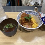 Katsudon Ha Hito Wo Shiawase Ni Suru - 通常でゴハン少なめだそうだがさらに少なくしてもらった