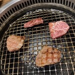 焼肉ふじみ - フライングで残り一枚になった特上ロース焼きと，焼き始めた特上ハラミ