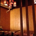 金竜本店 - 店内は程よい、照明で落ち着いた感じです。