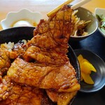 豚丼のかしわ - かみこみ豚、厚く柔らか