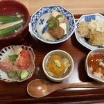 食堂 ユの木 - これが突き出しお一人様分です。どれも美味。