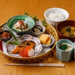 西京烤鮭魚子和花籠禦膳