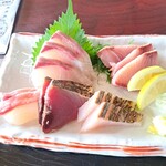 Ikeda Maru - 定食の刺身はマダイ、カツオ、サラワ、カンパチ、ブリ。