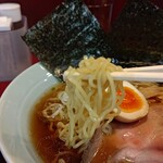 初代麺屋とのさき - 麺はやや縮れあり、太さは普通。