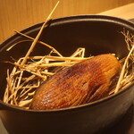 RISTORANTE IL NODO - ストウブ鍋で藁とともに燻された京都七谷鴨ロースのプレゼンテーション