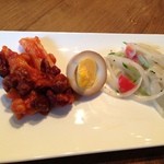 ビストロ フクモト - 本日のランチの前菜！味玉サラダとひよこ豆のトマト煮♪　￥１０００　コーヒー付き