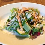 ビストロ フクモト - 半熟卵の特製ハヤシソースのオムライスに付くサラダ！