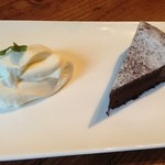 ビストロ フクモト - ガトーショコラ　￥４８０　　　レンゲがふんわりと！