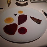 キュイジーヌ[s] ミッシェル・トロワグロ - 仔鳩とカシス　野菜のラヴィオリ