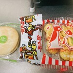 Abegawa Mochi Kagoya - 入れてくれた駄菓子の数々。